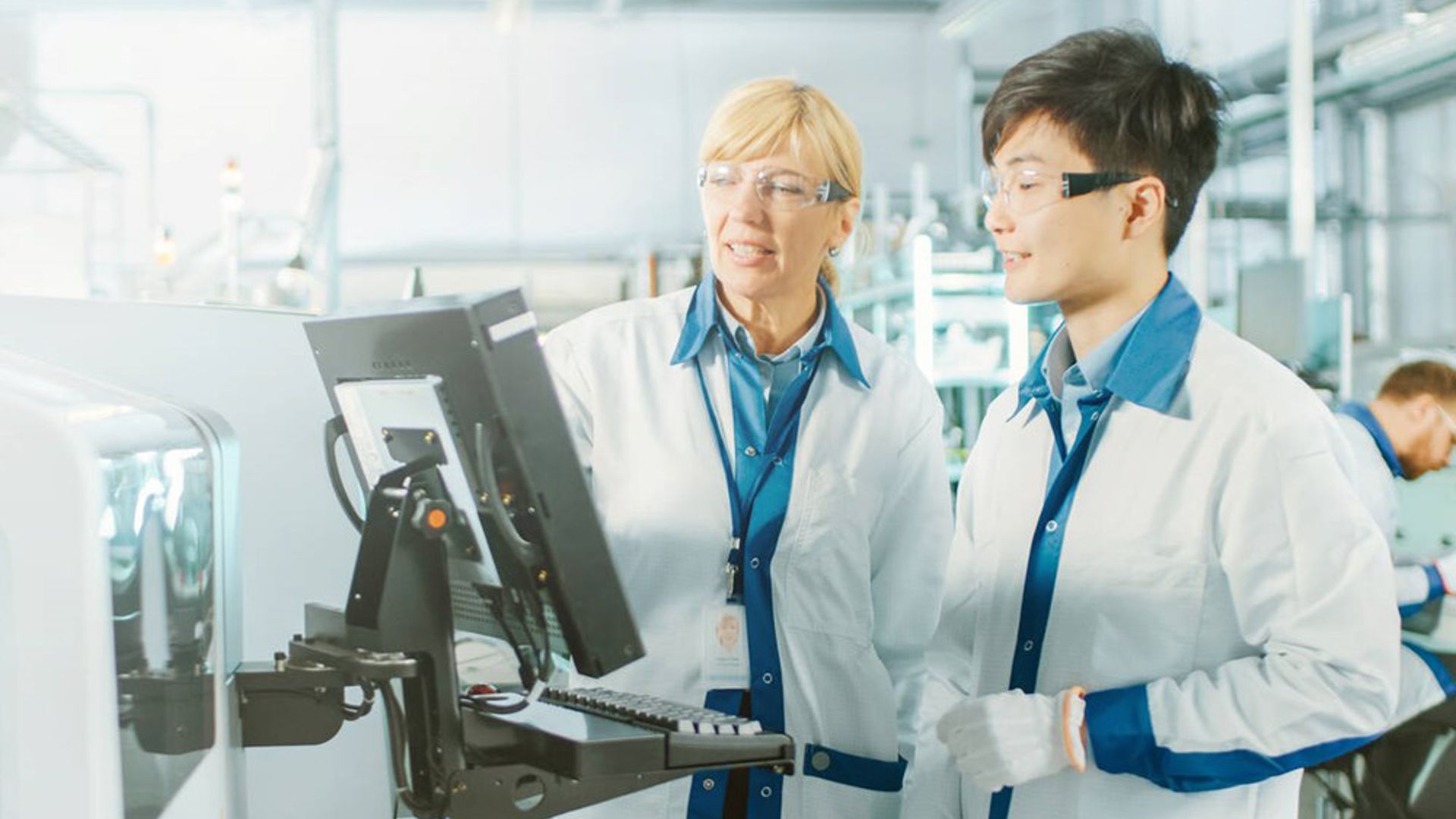 Two operators in SMT factory