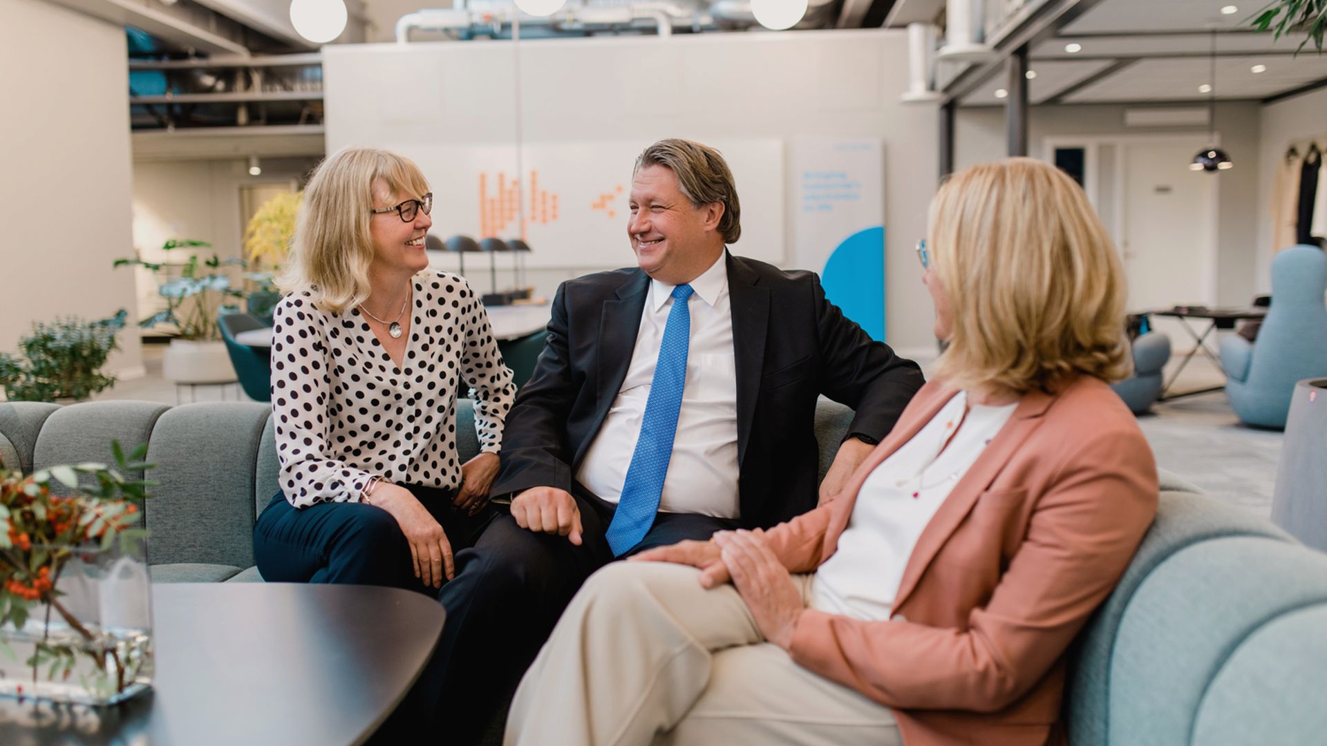 Koncernledningen består av sju personer, inklusive verkställande direktören.