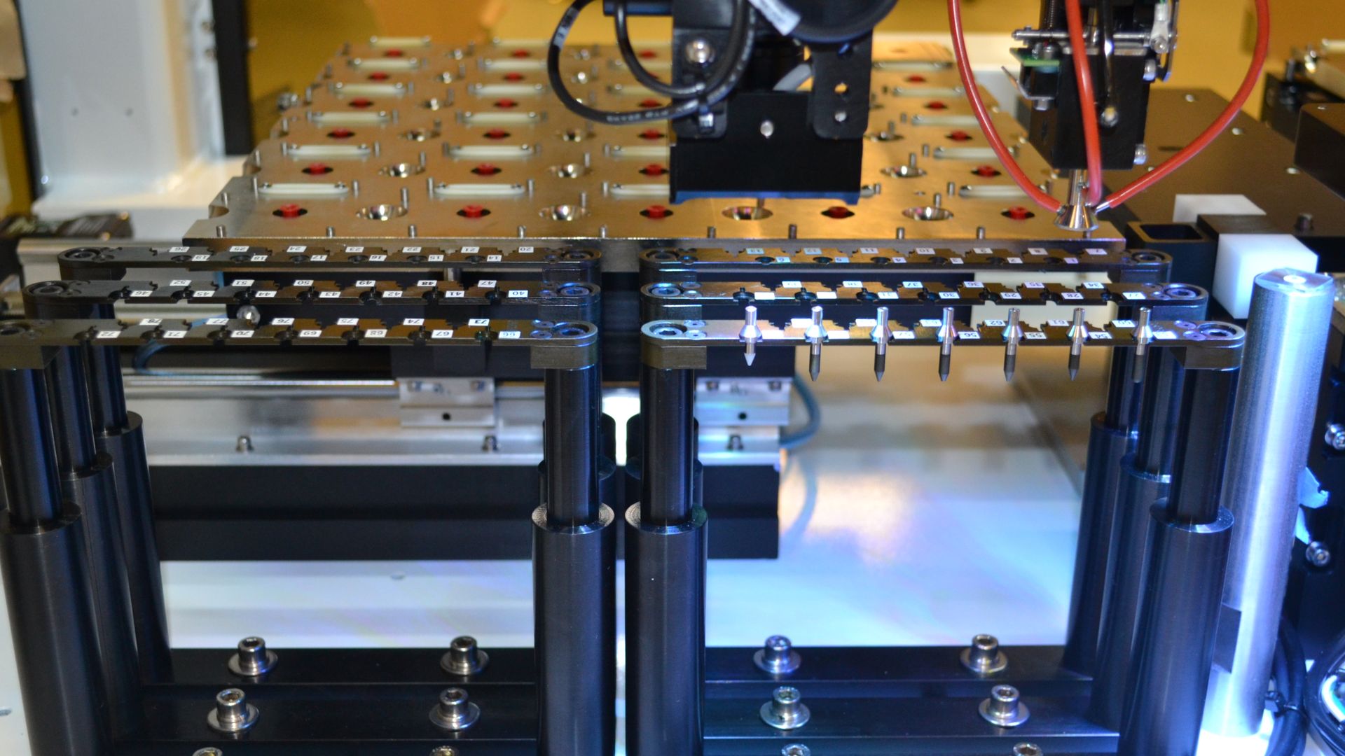 MRSI-705设备配置：6组工具库/78工具位