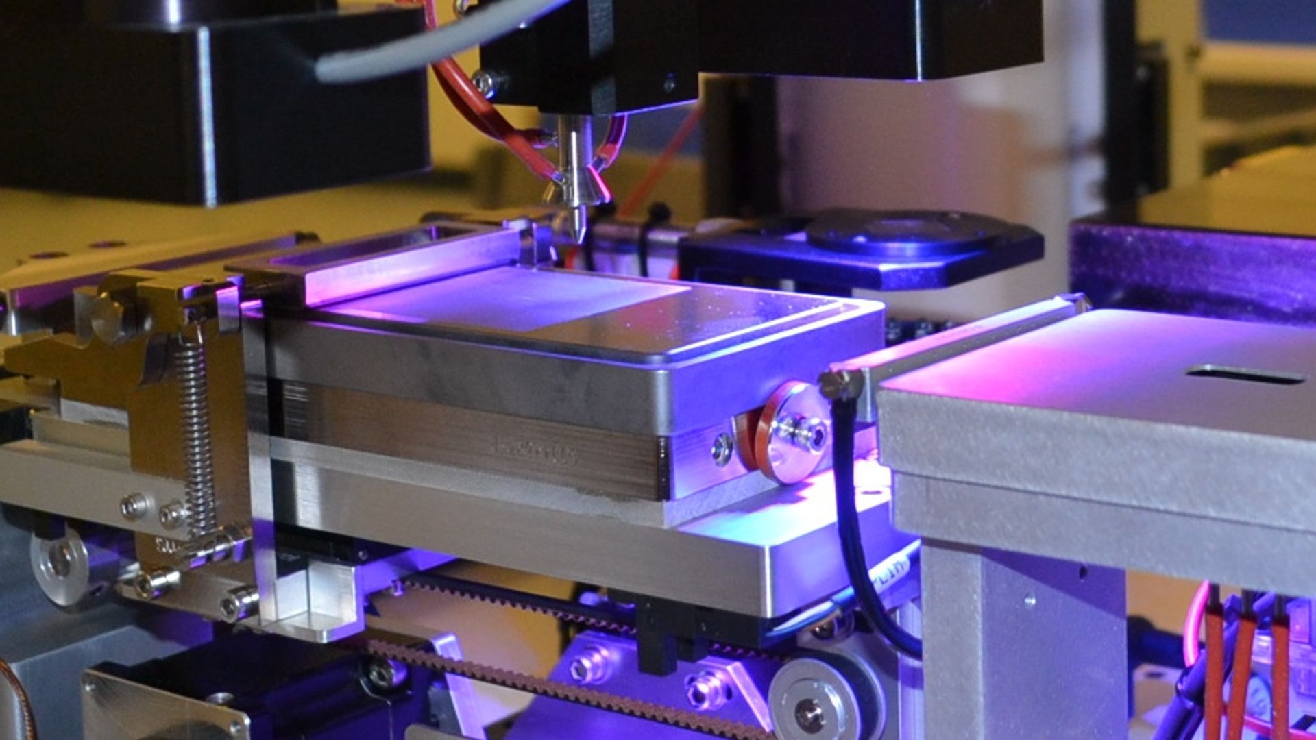 Linear flux well for flip chip