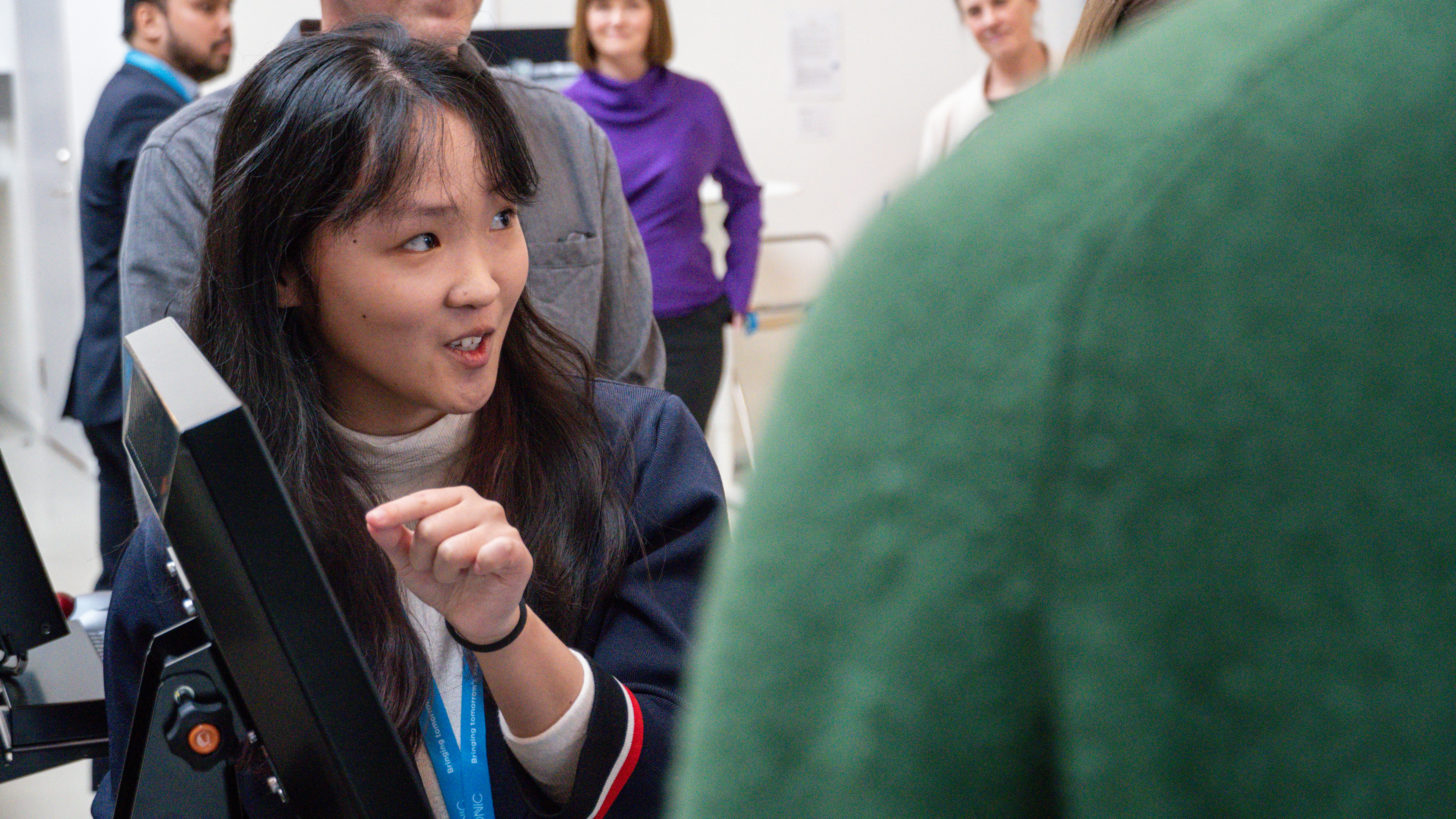 Teknikspr&aring;ngare Angelina showing Swedisg Minister of Education how to operate a machine