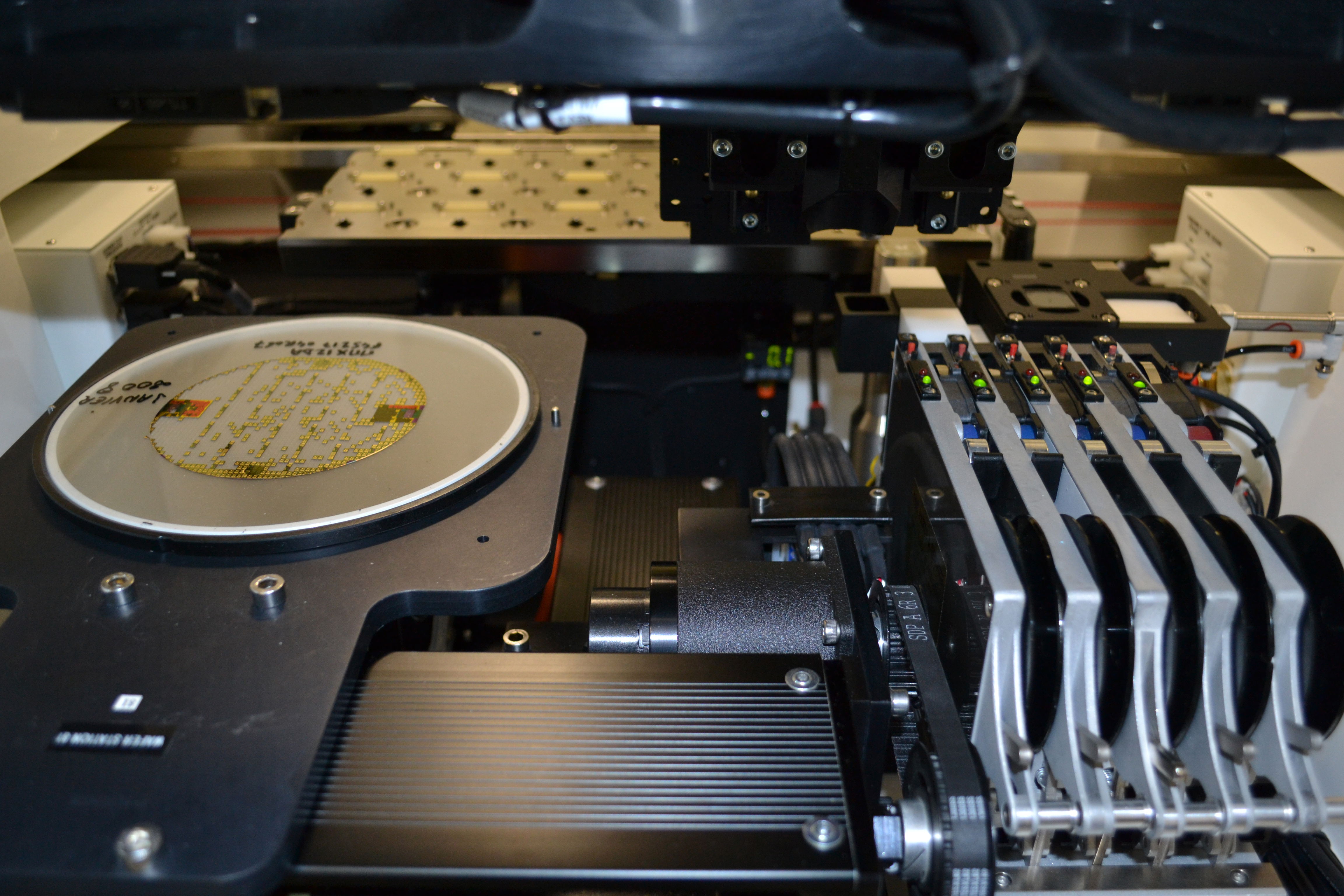 大尺寸柔性工作区（支持晶圆、载带卷盘和华夫盘多种上料方式 (2)