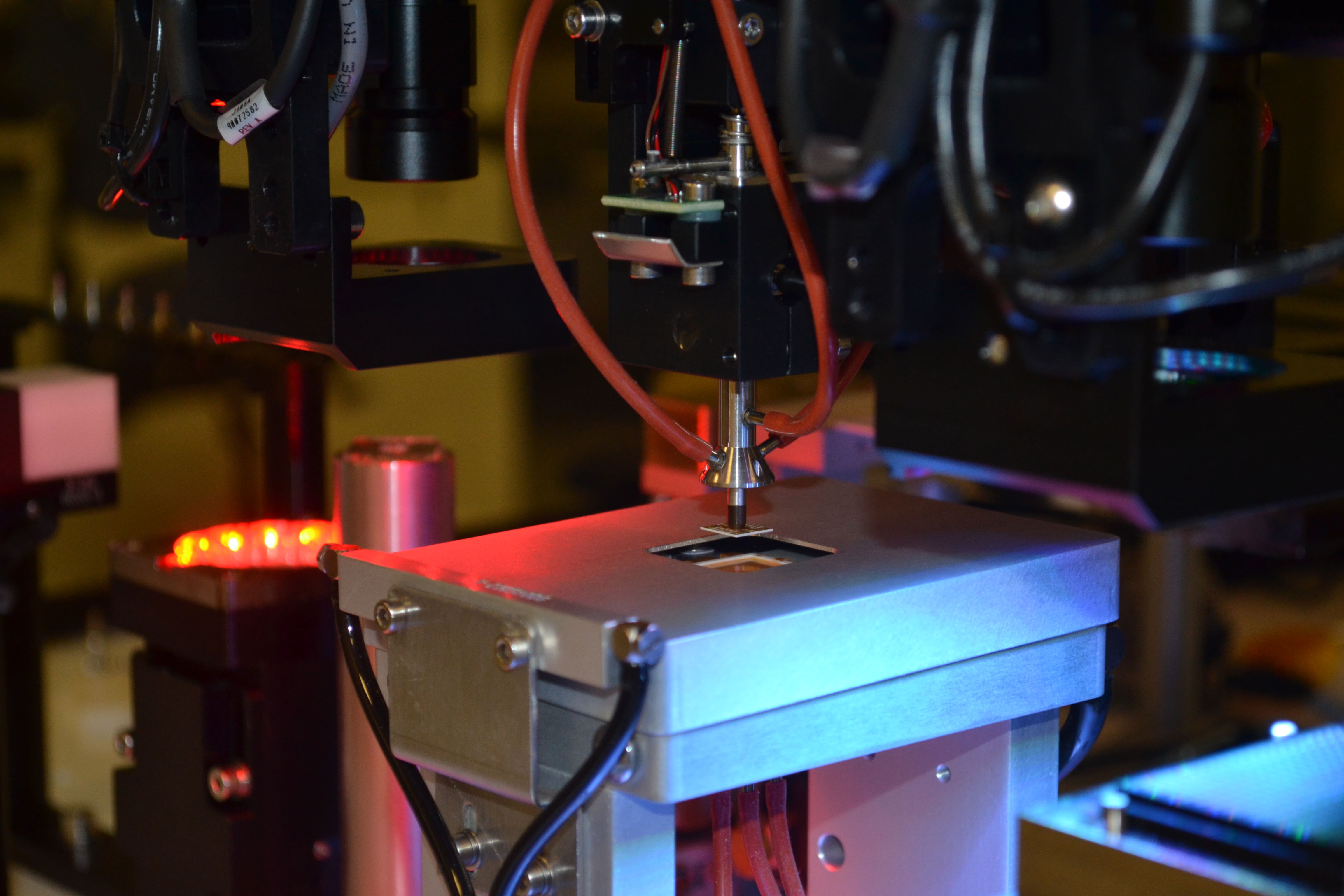 A Pulse-heated, fast-ramp eutectic stage